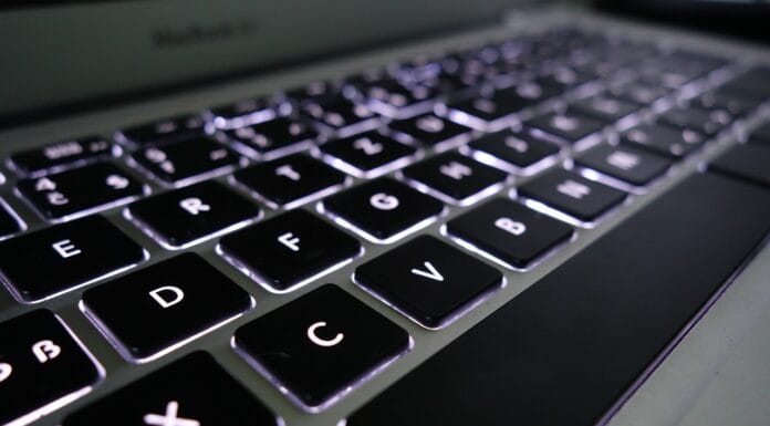 Linux vs Windows – który system działa szybciej i dlaczego?