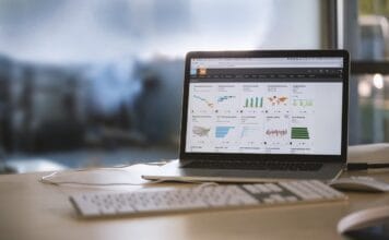 Laptop 3-ekranowy do DevOps – Expanscape Aurora 7 V2