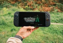Steam Deck OLED kontra ASUS ROG Ally: porównanie konsol dla graczy w podróży Gracz trzyma przenośną konsolę z włączoną grą Pokémon Legends na dworze