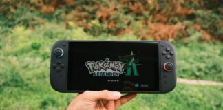 Gracz trzyma przenośną konsolę z włączoną grą Pokémon Legends na dworze