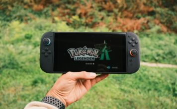 Steam Deck OLED kontra ASUS ROG Ally: porównanie konsol dla graczy w podróży Gracz trzyma przenośną konsolę z włączoną grą Pokémon Legends na dworze