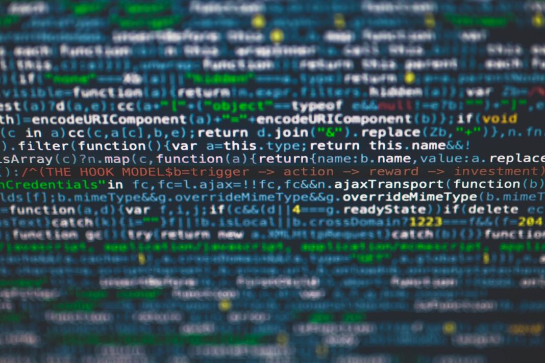 Kolorowy kod programistyczny z bliska na ekranie monitora