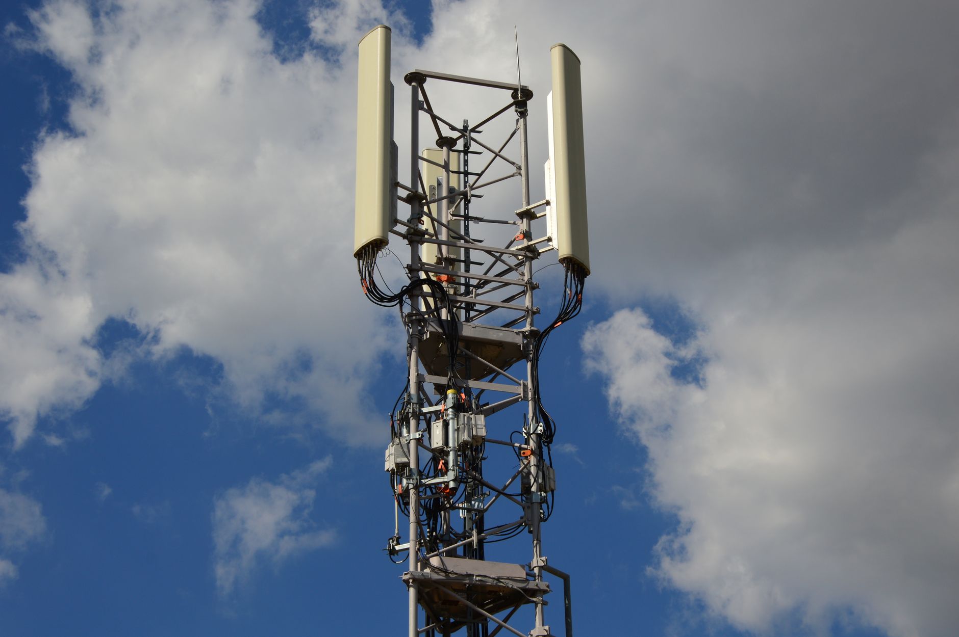 Nowoczesna wieża 5G z antenami i modułami sieci na tle nieba