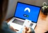 Jak bezpiecznie udostępniać Wi‑Fi gościom, by nie ryzykować wycieku danych Osoba korzystająca z VPN na laptopie w celu bezpiecznego łączenia z Wi‑Fi