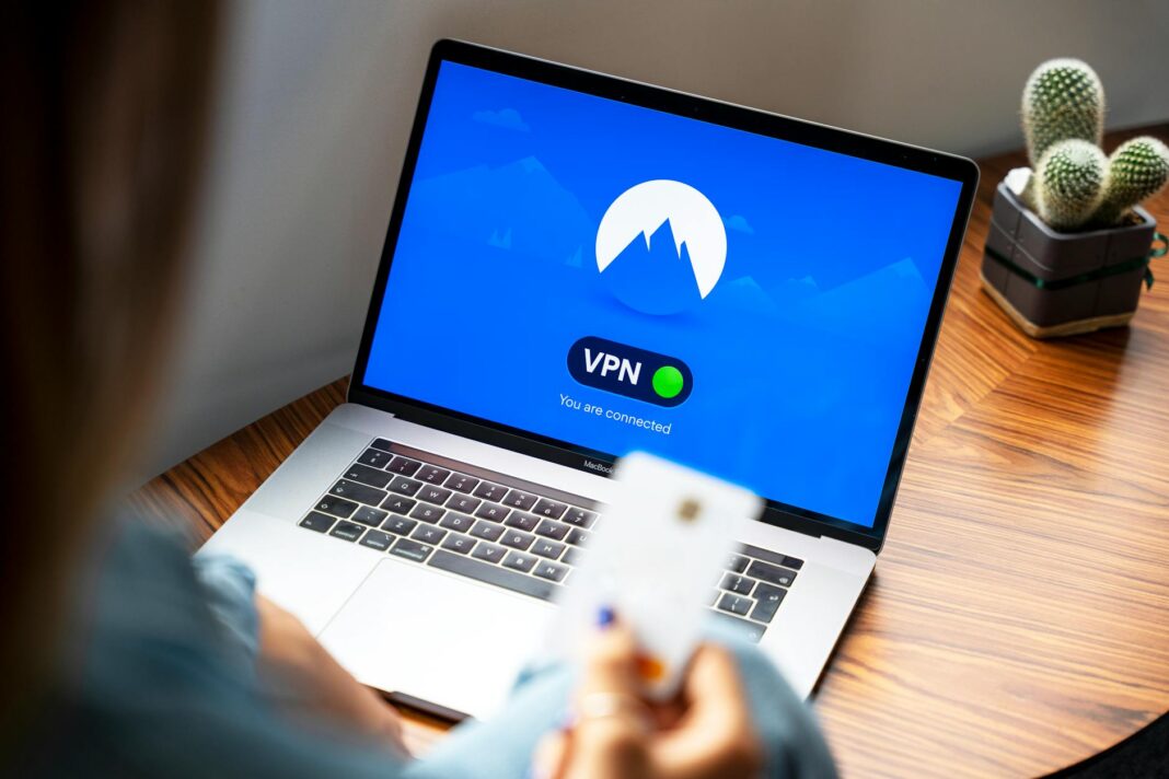 Osoba korzystająca z VPN na laptopie w celu bezpiecznego łączenia z Wi‑Fi Osoba korzystająca z VPN na laptopie w celu bezpiecznego łączenia z Wi‑Fi