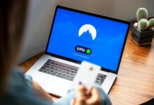 Jak bezpiecznie udostępniać Wi‑Fi gościom, by nie ryzykować wycieku danych Osoba korzystająca z VPN na laptopie w celu bezpiecznego łączenia z Wi‑Fi