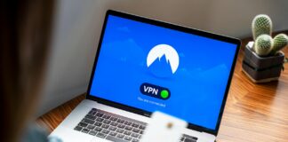Osoba korzystająca z VPN na laptopie w celu bezpiecznego łączenia z Wi‑Fi