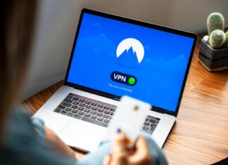 Osoba korzystająca z VPN na laptopie w celu bezpiecznego łączenia z Wi‑Fi