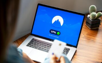 Jak bezpiecznie udostępniać Wi‑Fi gościom, by nie ryzykować wycieku danych Osoba korzystająca z VPN na laptopie w celu bezpiecznego łączenia z Wi‑Fi