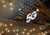 Podświetlony napis 5G na tle nowoczesnego sufitu z ciepłym oświetleniem