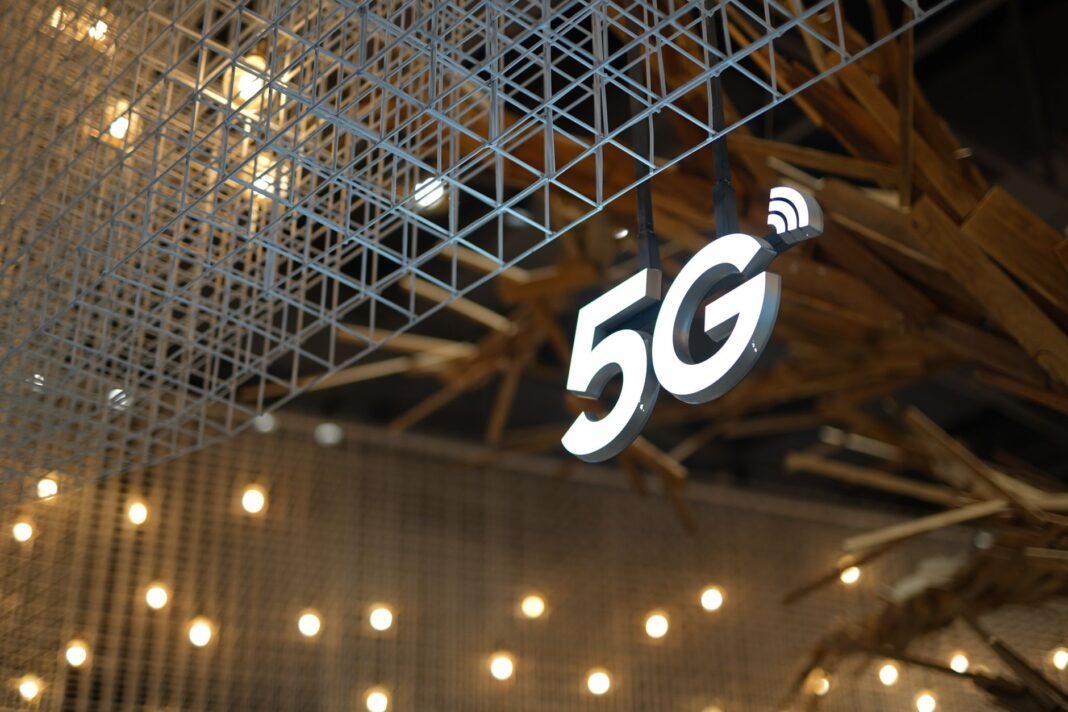 Podświetlony napis 5G na tle nowoczesnego sufitu z ciepłym oświetleniem