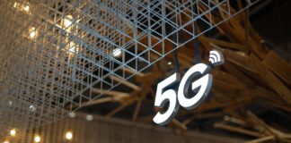 Podświetlony napis 5G na tle nowoczesnego sufitu z ciepłym oświetleniem