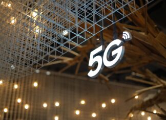 Podświetlony napis 5G na tle nowoczesnego sufitu z ciepłym oświetleniem