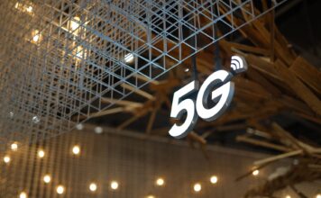 Podświetlony napis 5G na tle nowoczesnego sufitu z ciepłym oświetleniem