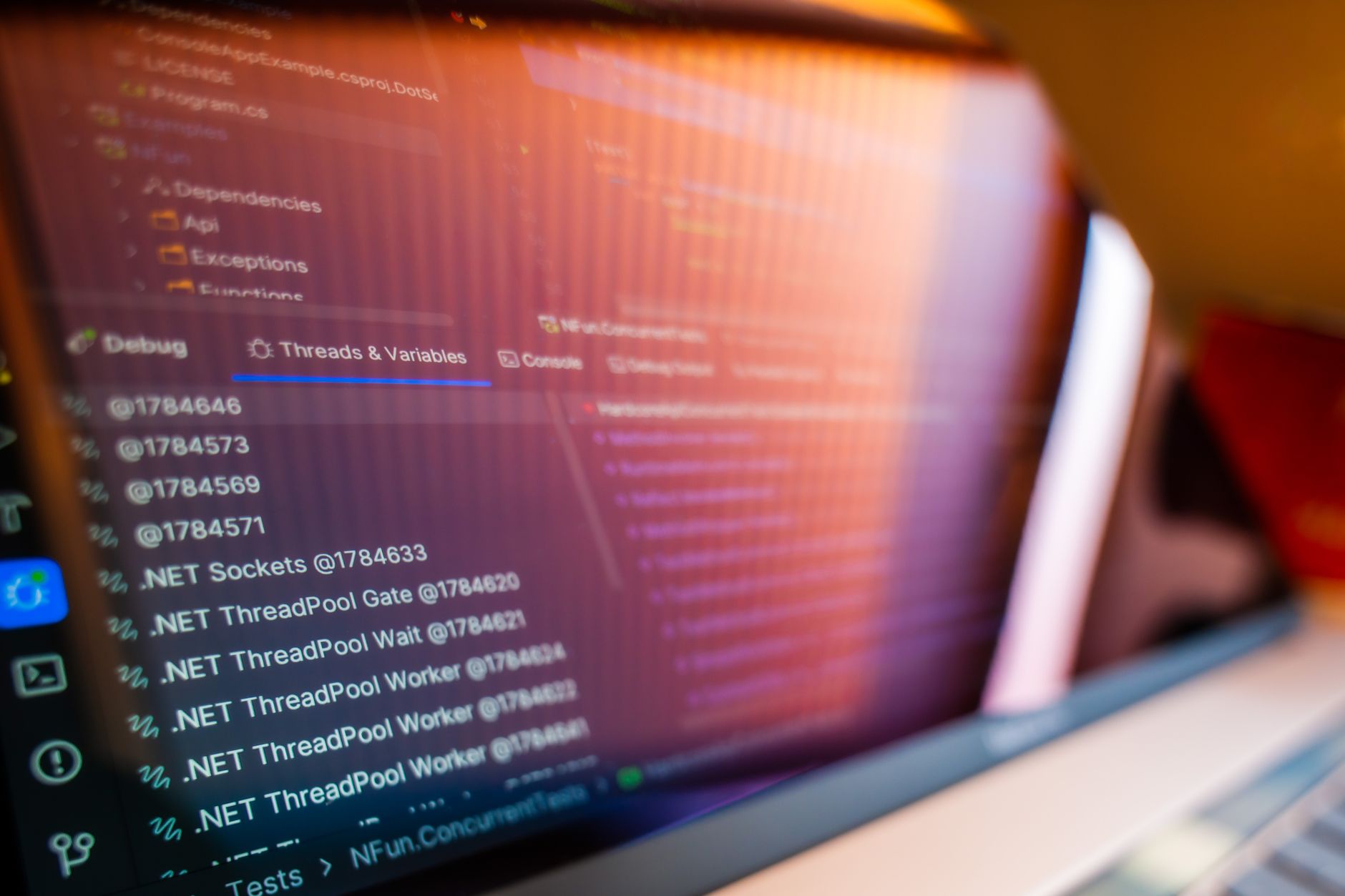 Ekran komputera z kodem i informacjami debugowania API