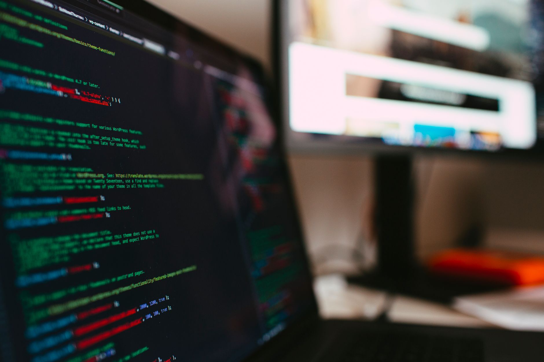 Kod backendu na ekranie laptopa w programistycznym środowisku pracy