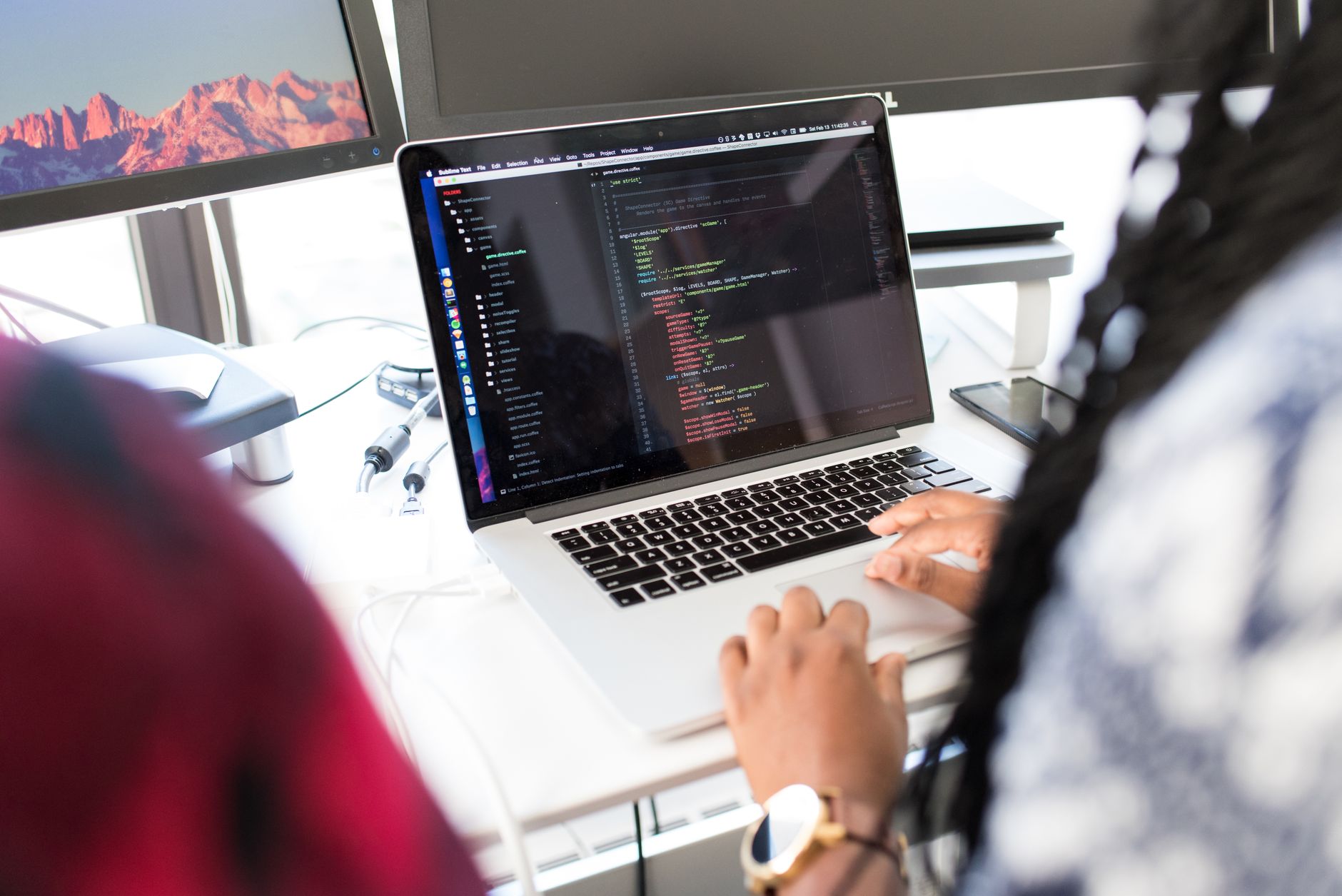 Programistka pracująca nad kodem na laptopie w nowoczesnym biurze