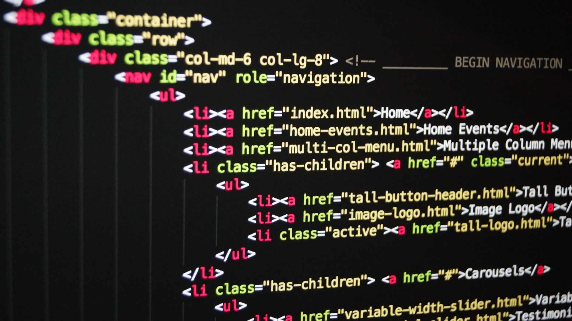 Zbliżenie kolorowego kodu HTML na ekranie monitora