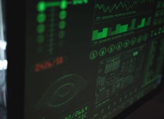 Zbliżenie monitora z zielonymi wykresami bezpieczeństwa i wydajności systemu