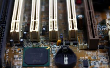 Rewolucja w dyskach SSD: co realnie dają najnowsze nośniki PCIe 5.0 w codziennym użytkowaniu komputera Zbliżenie płyty głównej z gniazdami RAM i kondensatorami