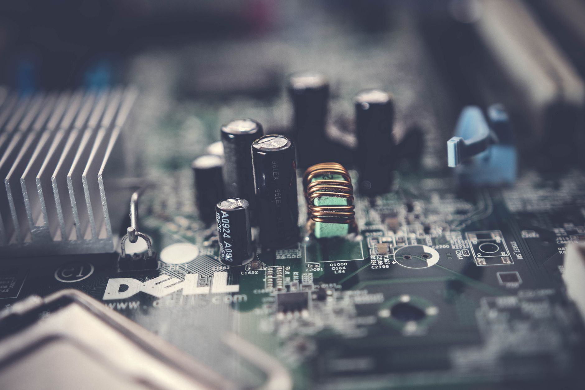 Zbliżenie płyty głównej z układami elektronicznymi i ścieżkami