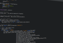 Zbliżenie ekranu z kodem w Pythonie podczas programowania frameworków ML