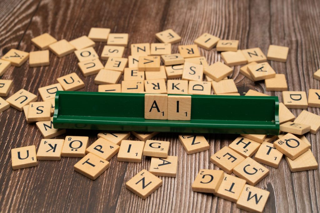 Drewniane klocki z literami AI symbolizujące technologię i innowacje