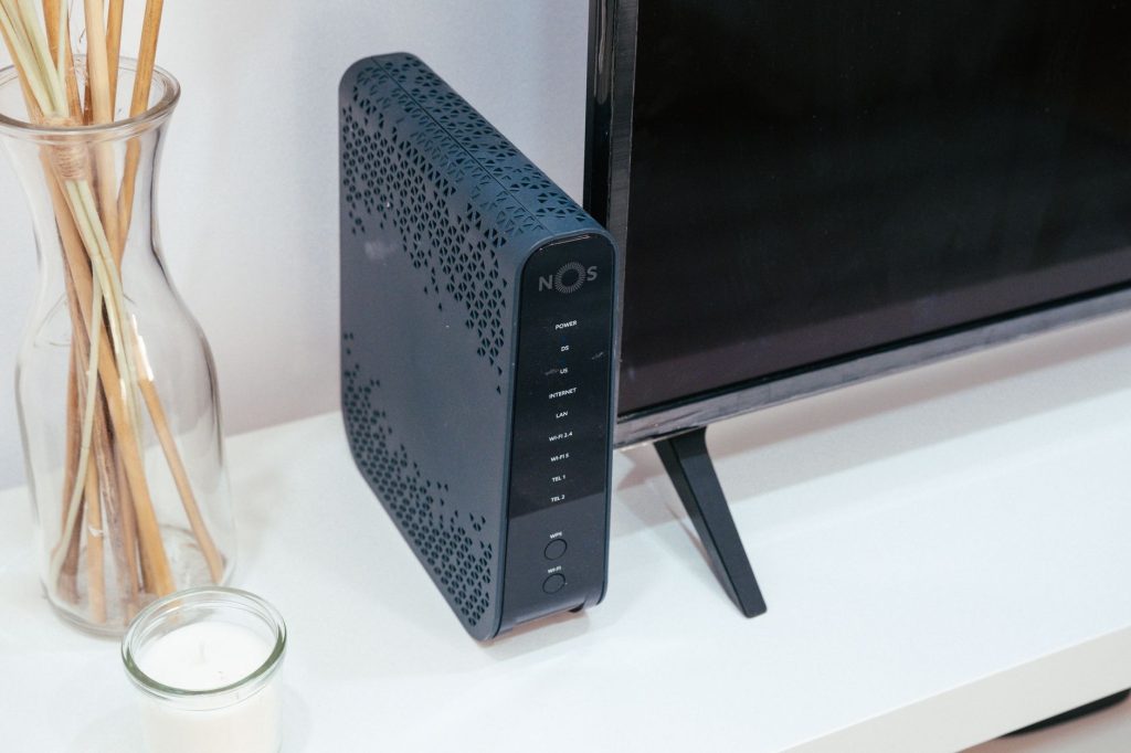 Router obok telewizora w nowoczesnym salonie