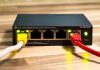 Switch Ethernet TP-Link z podłączonymi kolorowymi kablami sieciowymi